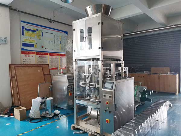 全套粉体自动榴莲视频黄版APP网站下载流水线由螺杆计量机、真空上料机、成品输送机组成